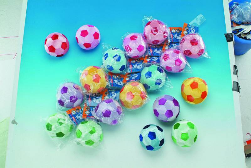 STRIP PLUSH FOOTBALLS, 12 CM